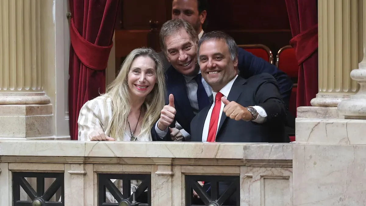 De izq a der, Karina Milei con el jefe de Gabinete Manuel Adorni y el ministro de Interior, Diego Santilli antes de la votación