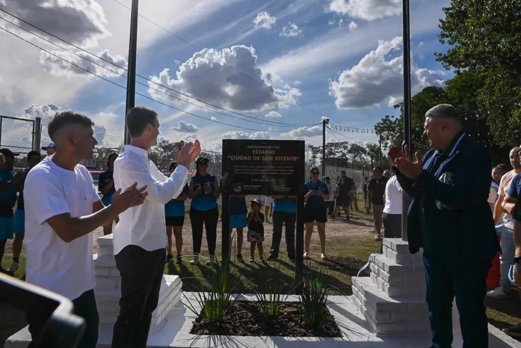 El intendente Nicolás Mantegazza y el presidente de la AFA, Claudio "Chiqui" Tapia descubriendo la placa del estadio
